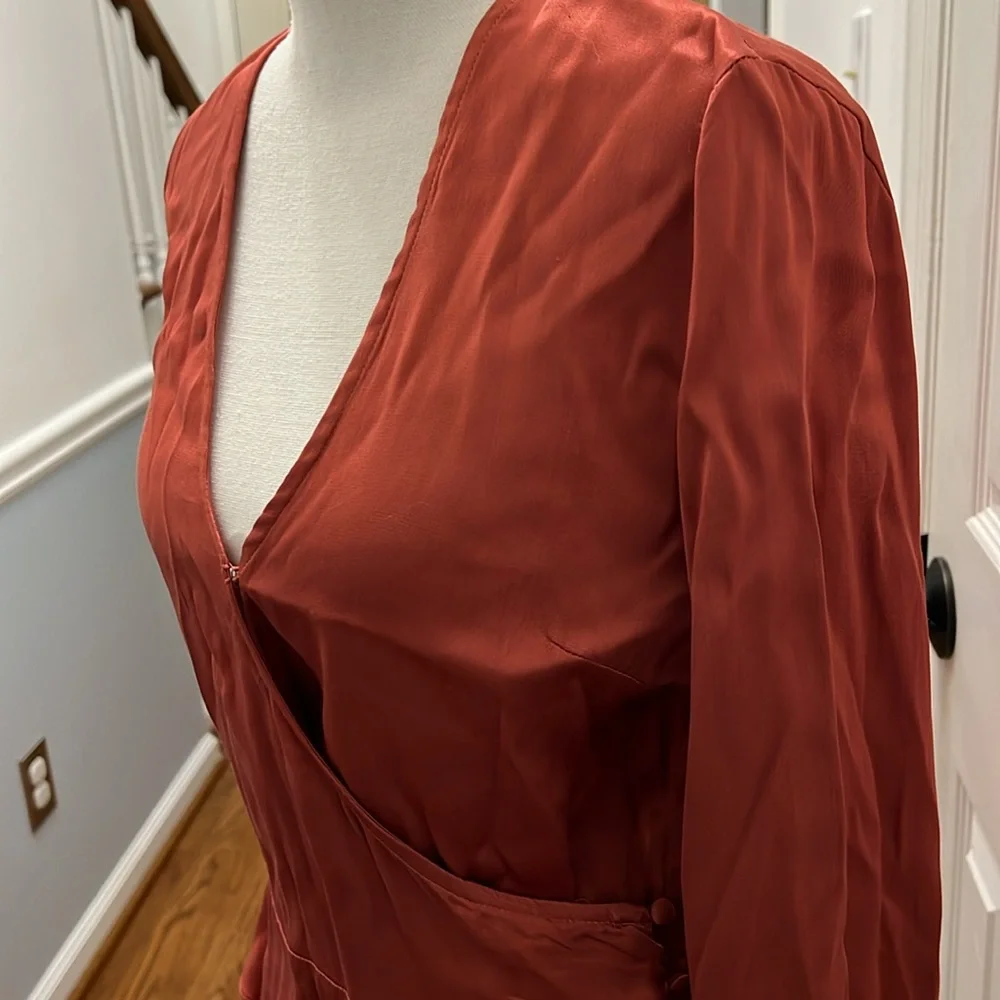 FLARE SLEEVES WITH RUFFLE DETAILS AND BUTTON SIDES AND FRONT CLOSURE - SMALL - Picture 3 of 8